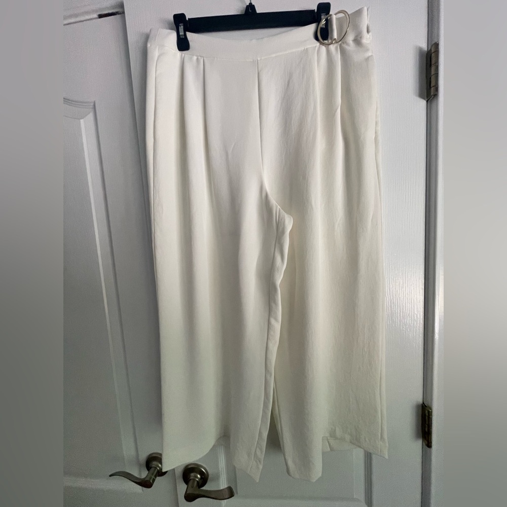 Vince Camuto White Capri Pants